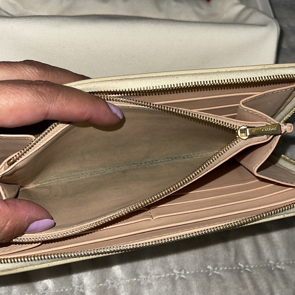 Celine Preloved wallet great condition comes with box n dust bag . - Picture 9 of 12